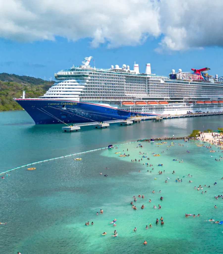 Home cruise ship at isla tropicale
