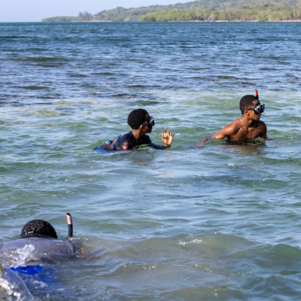 Roatan Cruise Excursions boys snorkeling21024